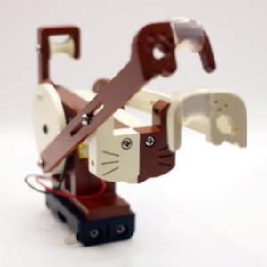 依據老師提供的TT馬達跟電池座,將馬達、輪以及搖臂進行結合,
再設計兩個爬臂加上滑輪產生三點支點並置於後方,使機器人能夠在繩子上前進;
電池座則置於在馬達座下方,既方便更換電池也不易影響機器人平衡。