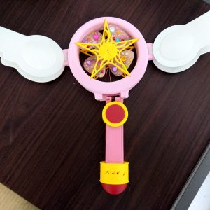 運用三個月內所學知識製作出理想電扇:
1.使用游標卡尺等測量工具,能實現商品的人性化尺寸。
2.Auto
CAD將手稿轉為更精確的繪圖,方便後續製作3D建模。
3.SoildWorks電繪完成3D模型,轉檔成3D列印檔案。
4.最終製出多功能手持式折疊風扇。
我們使用SolidWorks 、AutoCAD畫出庫洛魔法杖,設計出專題主題的電扇,
再⽤ UlitmakerCura做3D產出折疊式電扇。