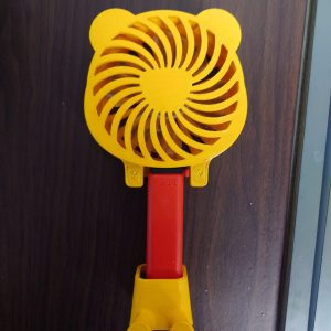 我們設計的手持風扇結合了可愛的小熊維尼元素,將實用性和趣味性融為一體,不僅提供清涼,更添添使用樂趣.小熊維尼造型獨特,可愛設計讓產品在實用性的基礎上更具吸引力。風扇操作簡單,巧易攜帶,為使用者帶來清新的涼爽感受,同時在視覺上營造鬆愉悅的氛圍。