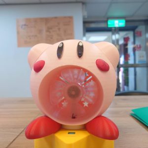 運用Solidworks創建星之卡比風格的桌上電風扇3D模型,並以AutoCAD製作相應的工程圖,再透過Ultimaker Cura進行3D模型的切片,利用3D列印技術實現產品的製作與製造。